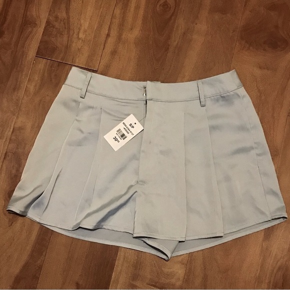 NWT Women’s Light Steel/Baby Blue Pleated Shorts, Size Small, Forever 21 - Picture 3 of 7